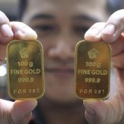 pramuniaga-menunjukkan-emas-batangan-aneka-tambang-antam-untuk-investasi_220712123655-622