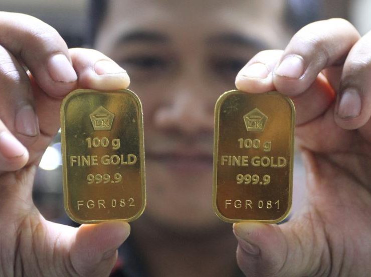 pramuniaga-menunjukkan-emas-batangan-aneka-tambang-antam-untuk-investasi_220712123655-622