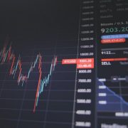 Ilustrasi grafik tren saham (Unsplash)