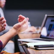 Ilustrasi menghitung untung dan rugi (Headway on Unsplash)