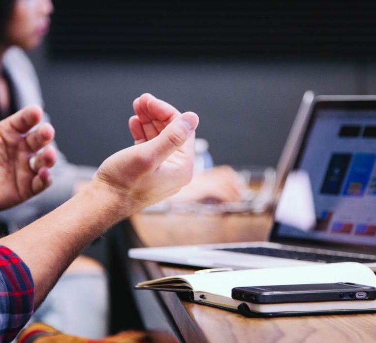 Ilustrasi menghitung untung dan rugi (Headway on Unsplash)