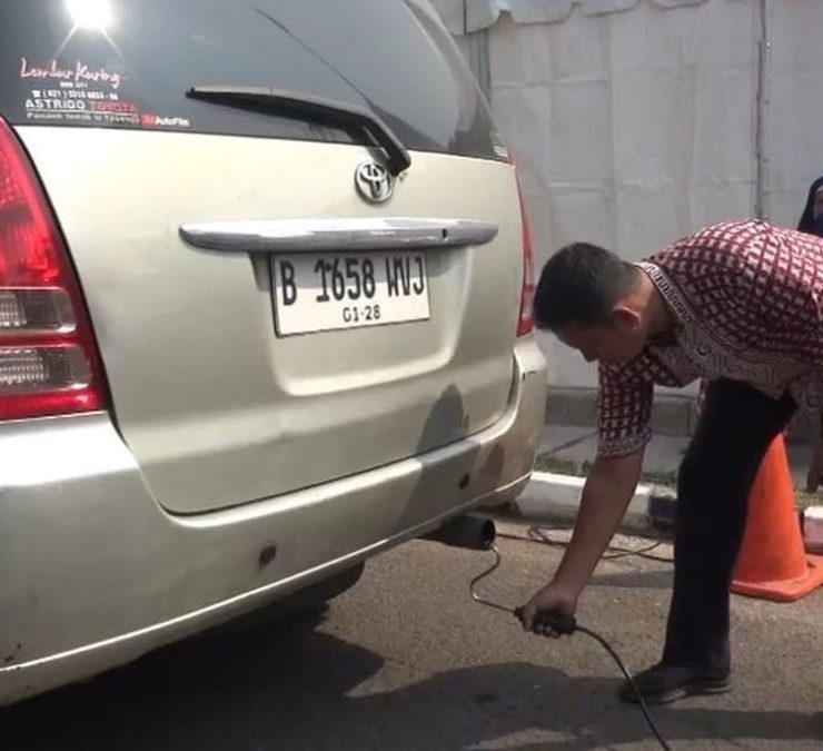 Ilustrasi uji emisi kendaraan (Voi.id)